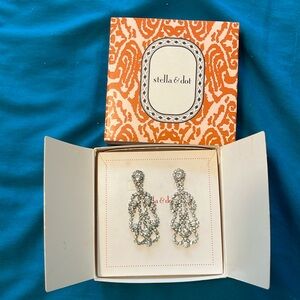 Stella & Dot Earrings beautiful chandelier style!